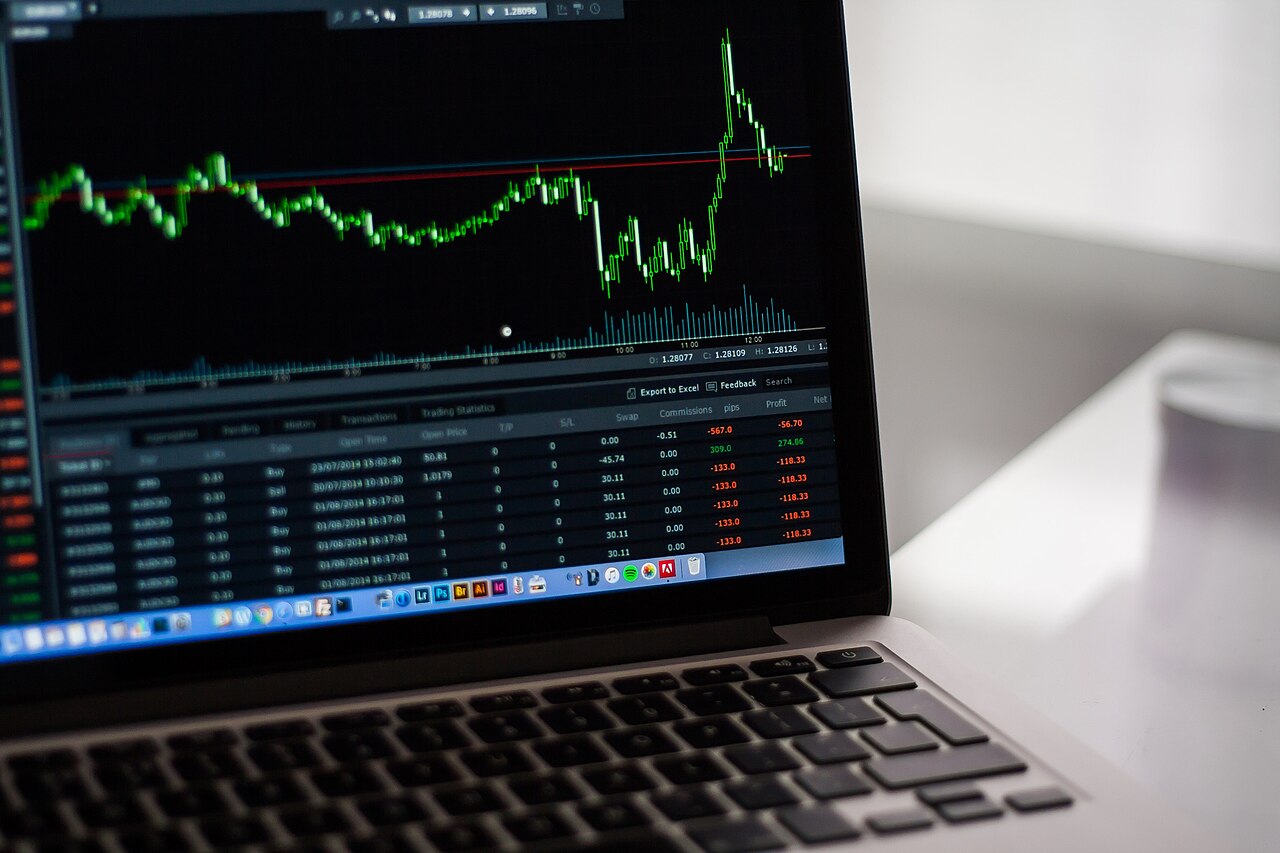Index Funds vs Active Funds: What a 1% Fee Costs Over 30 Years